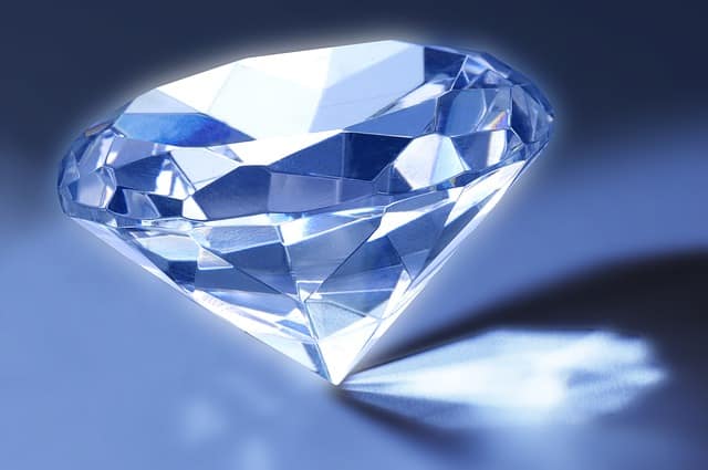 identify a synthetic diamond