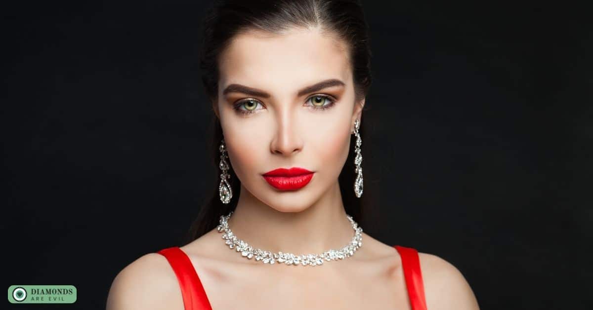 How a Diamond Necklace Can Be Versatile