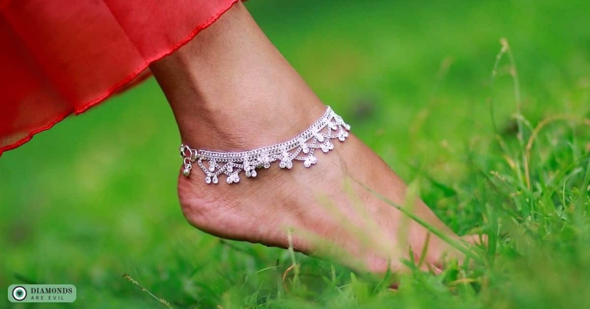 Understanding Diamond Anklets_ What They Are and How They're Worn